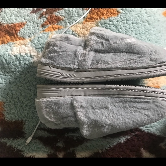 Grey warm slippers. Size 8. Very Comfortable. With hard soles. - Picture 4 of 9